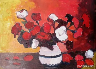 vas alb cu garoafe rosii